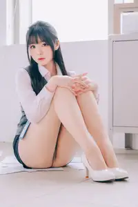 Coser Shimo: Discover Shimo's Secret Office Part02 – Innocent Charm in the Workplace - image 18
