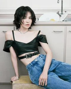 Song Hye Kyo's Iconic Short Hair Look from The World That They Live In: Timeless K-Drama Beauty Inspiration and Retro Style Trends - image 1