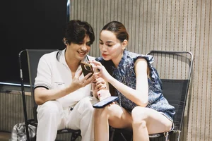 Vietnamese Pop Icon Mỹ Tâm Stuns in Elegant Off-the-Shoulder Fashion Look - image 2