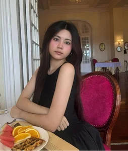 The Stunning Style Evolution of Hat De: Quyen Linh’s Youngest Daughter at 17 - image 1