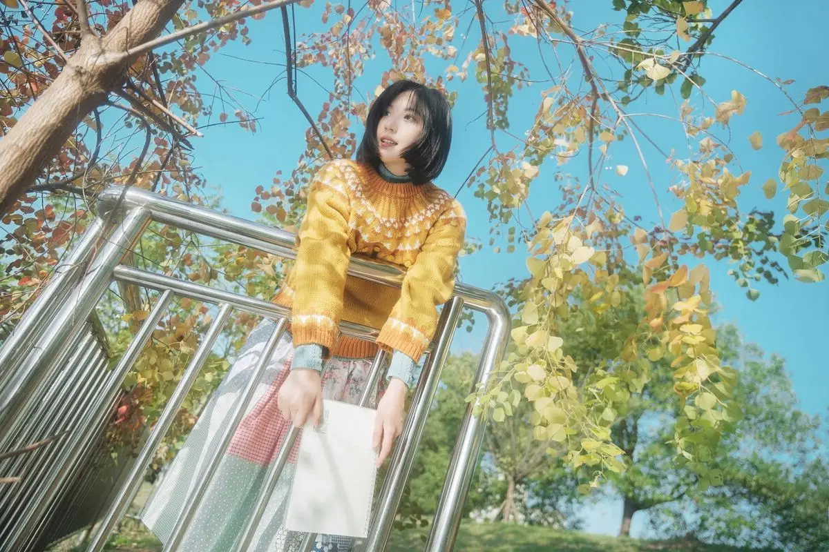 YiTuYu Art Language Vol.8738 Nan Nan: A Radiant Autumn Girl Embracing Warm Afternoon Sun