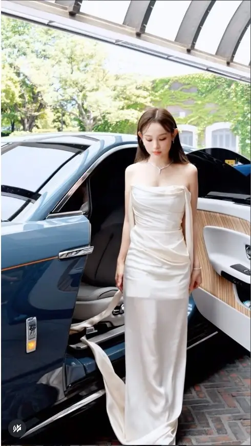 Huyen Baby flaunts 'jade goddess' figure radiant on luxurious getaway