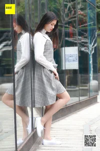 Casual Elegance: IESS Sixiangjia 264 Featuring Model Qiqi in Nude Stockings and Traditional Cloth Shoes - image 32