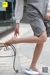 Casual Elegance: IESS Sixiangjia 264 Featuring Model Qiqi in Nude Stockings and Traditional Cloth Shoes - image 55