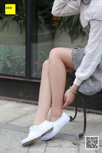 Casual Elegance: IESS Sixiangjia 264 Featuring Model Qiqi in Nude Stockings and Traditional Cloth Shoes - image 38