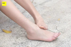 Casual Elegance: IESS Sixiangjia 264 Featuring Model Qiqi in Nude Stockings and Traditional Cloth Shoes - image 50