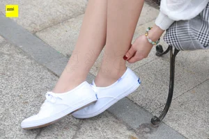 Casual Elegance: IESS Sixiangjia 264 Featuring Model Qiqi in Nude Stockings and Traditional Cloth Shoes - image 5