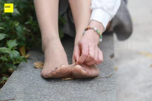 Casual Elegance: IESS Sixiangjia 264 Featuring Model Qiqi in Nude Stockings and Traditional Cloth Shoes - image 18