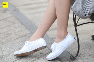 Casual Elegance: IESS Sixiangjia 264 Featuring Model Qiqi in Nude Stockings and Traditional Cloth Shoes - image 35