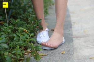 Casual Elegance: IESS Sixiangjia 264 Featuring Model Qiqi in Nude Stockings and Traditional Cloth Shoes - image 40