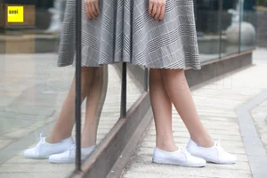 Casual Elegance: IESS Sixiangjia 264 Featuring Model Qiqi in Nude Stockings and Traditional Cloth Shoes - image 14