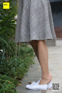 Casual Elegance: IESS Sixiangjia 264 Featuring Model Qiqi in Nude Stockings and Traditional Cloth Shoes - image 43