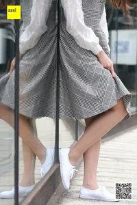 Casual Elegance: IESS Sixiangjia 264 Featuring Model Qiqi in Nude Stockings and Traditional Cloth Shoes - image 13