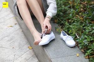 Casual Elegance: IESS Sixiangjia 264 Featuring Model Qiqi in Nude Stockings and Traditional Cloth Shoes - image 34