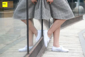Casual Elegance: IESS Sixiangjia 264 Featuring Model Qiqi in Nude Stockings and Traditional Cloth Shoes - image 4