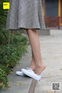 Casual Elegance: IESS Sixiangjia 264 Featuring Model Qiqi in Nude Stockings and Traditional Cloth Shoes - image 82