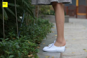 Casual Elegance: IESS Sixiangjia 264 Featuring Model Qiqi in Nude Stockings and Traditional Cloth Shoes - image 80