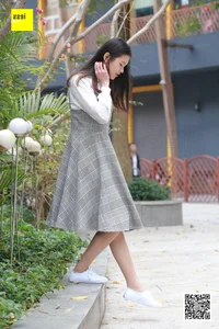 Casual Elegance: IESS Sixiangjia 264 Featuring Model Qiqi in Nude Stockings and Traditional Cloth Shoes - image 6