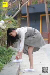 Casual Elegance: IESS Sixiangjia 264 Featuring Model Qiqi in Nude Stockings and Traditional Cloth Shoes - image 22