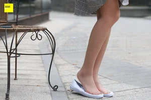 Casual Elegance: IESS Sixiangjia 264 Featuring Model Qiqi in Nude Stockings and Traditional Cloth Shoes - image 44