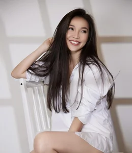 Hien Thuc’s Timeless Charm: Iconic Singer Shares Nostalgic Photos from Three Decades Ago - image 5