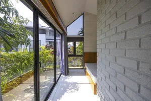 Stunning Twin Houses Architecture Nestled Within the Lush Forests of Da Nang - image 9