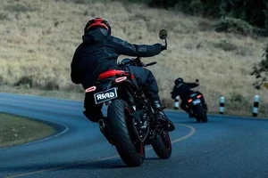 Royal Enfield Guerrilla 450 Apex 2026: New Performance Street Bike Launched in the UK - image 9