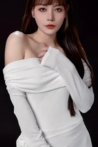 Miss Vietnam Mai Phuong Thuy Celebrates Birthday Alongside Actress Thanh Huong's Elegant Fashion Moments - image 3