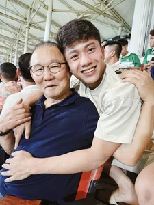 Football Star Phan Van Duc and Wife Vo Nhat Linh Share Romantic Moments in New Viral Photos - image 2