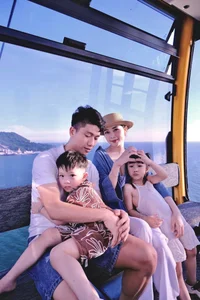Football Star Phan Van Duc and Wife Vo Nhat Linh Share Romantic Moments in New Viral Photos - image 1