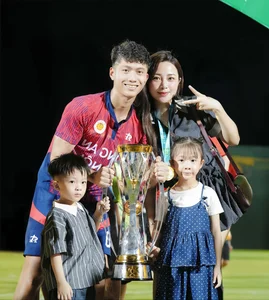 Football Star Phan Van Duc and Wife Vo Nhat Linh Share Romantic Moments in New Viral Photos - image 8