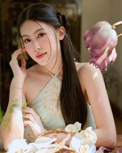 HIEUTHUHAI's Girlfriend Stuns in Traditional Yếm Halter Top: A Modern Take on Vietnamese Heritage Fashion - image 7