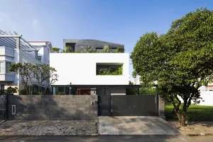 Modern Box House Design: Incorporating Lush Greenery as Living Decorative Patterns - image 9