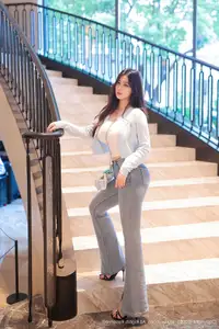 Dan Dan Bao's Elegant Staircase Pose - XiuRen No.10450 Fashion - image 2