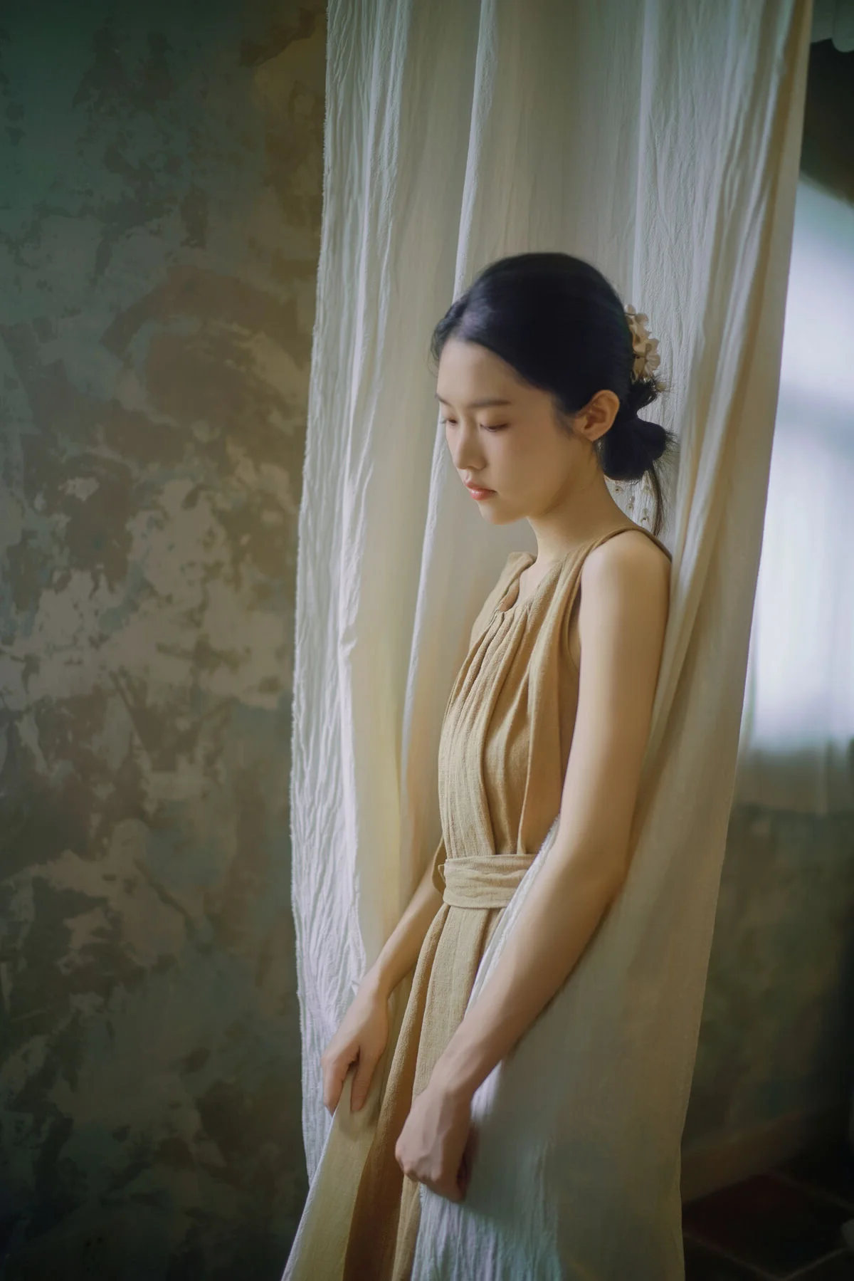 Chasing the Golden Hour: A Retro Visual Journey with Yi Zhi You Zi’s Art Language