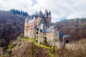 Explore the 15 Most Impressive Ancient Castles Around the World: A Journey Through History and Architecture - image 5