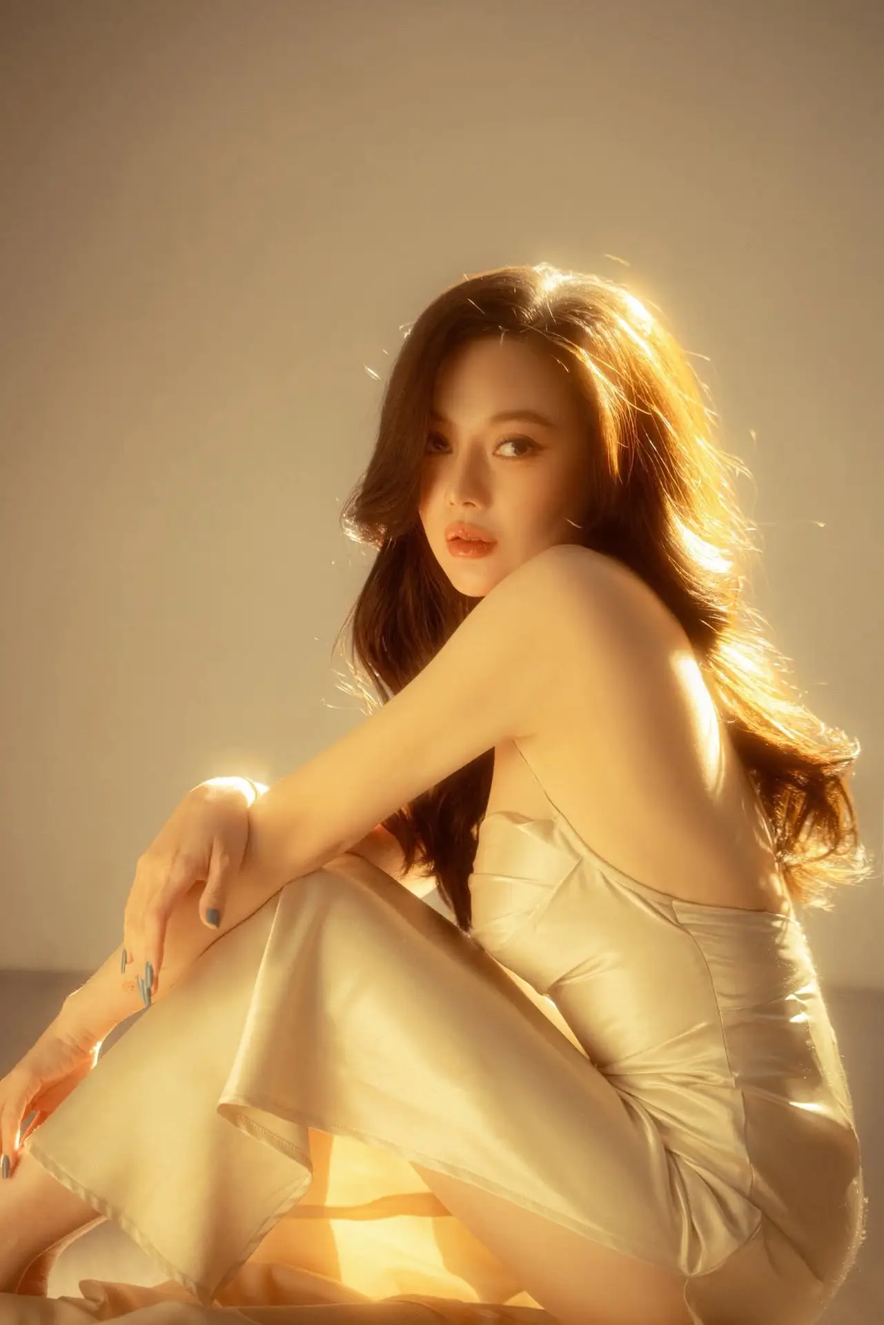 Alluring Beauty Portrait in Golden Sunset Light | Enchanting Elegance