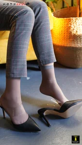 IESS Model Gege Vol. 132: Elegant Grey Silk Stocking Photography Collection - image 21