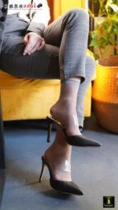 IESS Model Gege Vol. 132: Elegant Grey Silk Stocking Photography Collection - image 7