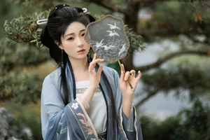 Serene Beauty: Shui Wei Qing Che in Art Language Vol.7251 - image 2
