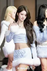Christmas 2025 Red Carpet Explodes: Jang Won Young Transforms into Angel, Did Winter (aespa) Reveal Love Mark with Jungkook (BTS)? - image 34