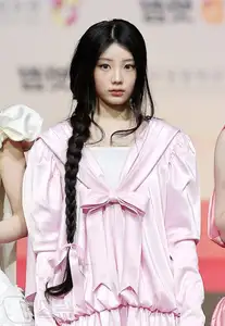 Christmas 2025 Red Carpet Explodes: Jang Won Young Transforms into Angel, Did Winter (aespa) Reveal Love Mark with Jungkook (BTS)? - image 2