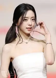 Christmas 2025 Red Carpet Explodes: Jang Won Young Transforms into Angel, Did Winter (aespa) Reveal Love Mark with Jungkook (BTS)? - image 29