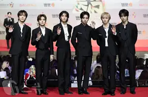 Christmas 2025 Red Carpet Explodes: Jang Won Young Transforms into Angel, Did Winter (aespa) Reveal Love Mark with Jungkook (BTS)? - image 21