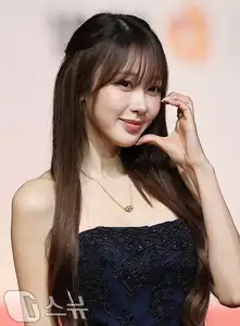 Christmas 2025 Red Carpet Explodes: Jang Won Young Transforms into Angel, Did Winter (aespa) Reveal Love Mark with Jungkook (BTS)? - image 4
