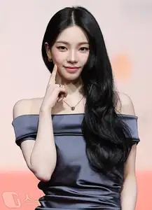 Christmas 2025 Red Carpet Explodes: Jang Won Young Transforms into Angel, Did Winter (aespa) Reveal Love Mark with Jungkook (BTS)? - image 5