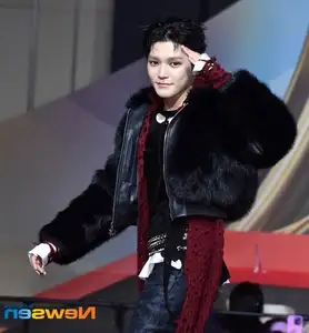 Christmas 2025 Red Carpet Explodes: Jang Won Young Transforms into Angel, Did Winter (aespa) Reveal Love Mark with Jungkook (BTS)? - image 20