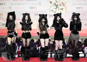 Christmas 2025 Red Carpet Explodes: Jang Won Young Transforms into Angel, Did Winter (aespa) Reveal Love Mark with Jungkook (BTS)? - image 16