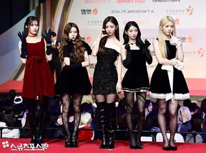 Christmas 2025 Red Carpet Explodes: Jang Won Young Transforms into Angel, Did Winter (aespa) Reveal Love Mark with Jungkook (BTS)? - image 37
