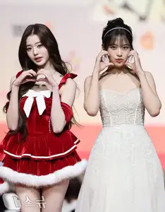 Christmas 2025 Red Carpet Explodes: Jang Won Young Transforms into Angel, Did Winter (aespa) Reveal Love Mark with Jungkook (BTS)? - image 32
